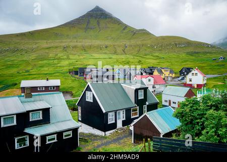 Malerischer Blick auf das Dorf Gjogv mit typisch bunten Häusern auf der Insel Eysturoy, Färöer-Inseln, Dänemark. Stockfoto