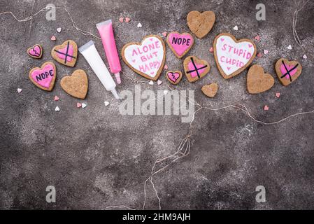 Anti-Valentinstag-Konzept. Cookies allein, aber glücklich. Stockfoto