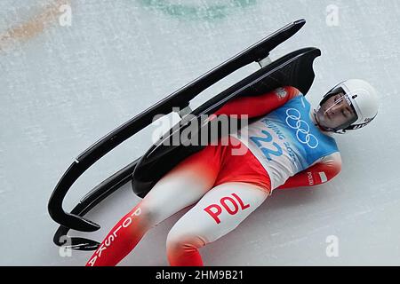 Yanqing, China. 08th. Februar 2022. Olympische Spiele, Rodeln, Einsitzer, Frauen, 3rd laufen im National Sliding Center. Klaudia Domaradzka fällt aus dem Rodel. Quelle: Michael Kappeler/dpa/Alamy Live News Stockfoto