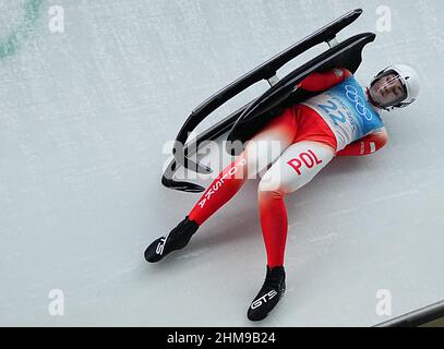 Yanqing, China. 08th. Februar 2022. Olympische Spiele, Rodeln, Einsitzer, Frauen, 3rd laufen im National Sliding Center. Klaudia Domaradzka fällt aus dem Rodel. Quelle: Michael Kappeler/dpa/Alamy Live News Stockfoto