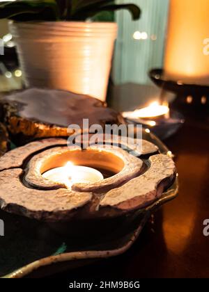 Eine selektive Fokusaufnahme eines elegant dekorierten Tisches eines Restaurants mit Kerzen Stockfoto