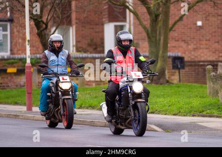 DVSA-Fahrtestkandidaten unterschreiben nur, dass Motorradfahrer ihren Test in Southport, Merseyside, Großbritannien, absolvieren Stockfoto