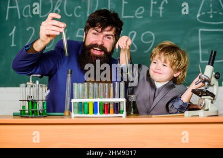 Zurück zur Schule. Chemieexperiment. Reagenzgläser für Lehrer und Kinder. Kognitiver Prozess. Kid kognitive Entwicklung. Kognitives Konzept. Mentaler Prozess Stockfoto