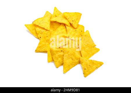 Nachos, Maischips, Snack isoliert auf weißem Hintergrund, Draufsicht. Verstreute Fast Food, geeignet für Vegetarier. Traditionelles mexikanisches Essen. Selektiv f Stockfoto