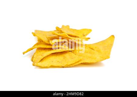 Nachos, Maischips, Snack isoliert auf weißem Hintergrund. Verstreute Fast Food, geeignet für Vegetarier. Traditionelles mexikanisches Essen. Selektiver Fokus Stockfoto