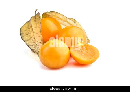 Physalis peruviana Beeren, halbierte reife Früchte, ganze und halbierte Goldbeeren mit trockenen Blättern (Erdkirschen, Kapgansbeere, Husktomaten) Stockfoto