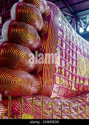 Fußabdruck des großen weißen Buddha-Bildes in Liegehaltung Stockfoto