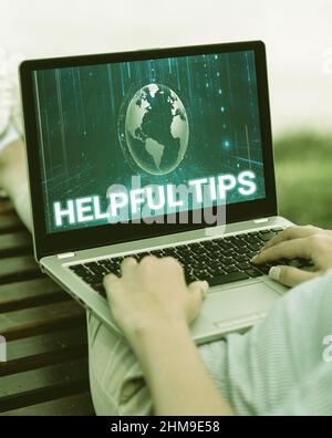 Handschrift Text Hilfreiche Tipps. Internet-Konzept Service Beratung helfen Hilfe Hilfe und schnelle Tipps Laptop ruht auf Runde der Frau mit flachen Beinen Stockfoto