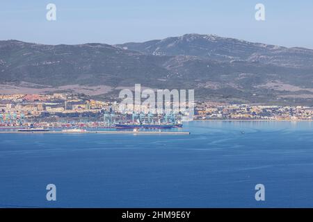 Editorial: ALGECIRAS, ANDALUSIEN, SPANIEN, 5. OKTOBER 2021 - Hafenaktivitäten im Hafen von Algeciras, von Gibraltar aus gesehen Stockfoto