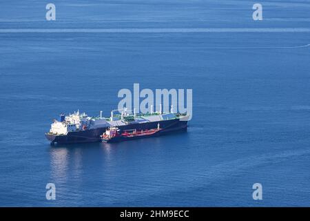 In der Bucht von Gibraltar sind ein LNG-Tanker und ein Tanker für chemische Produkte miteinander verbunden Stockfoto