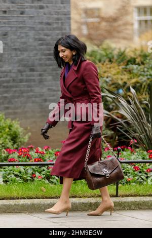Downing St. London, Großbritannien. 8th. Februar 2022.die Abgeordnete der Staatsanwaltschaft von RT Hon Suella Braverman nimmt an der Kabinettssitzung in der Downing Street 10 Teil. Chris Aubrey/Alamy Live News Stockfoto