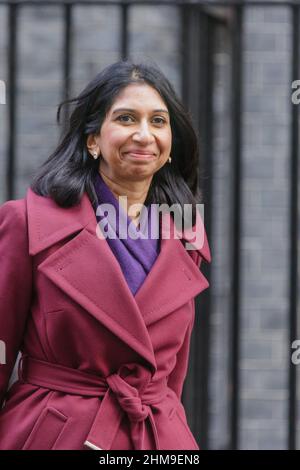 Downing St. London, Großbritannien. 8th. Februar 2022.die Abgeordnete der Staatsanwaltschaft von RT Hon Suella Braverman nimmt an der Kabinettssitzung in der Downing Street 10 Teil. Chris Aubrey/Alamy Live News Stockfoto