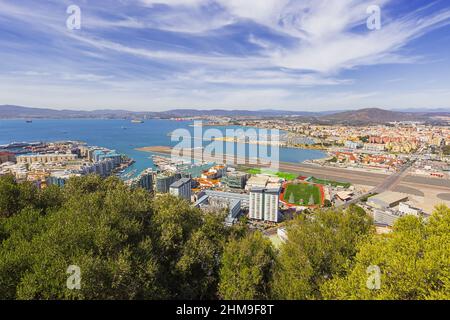 Editorial: GIBRALTAR, GROSSBRITANNIEN, 5. OKTOBER 2021 - Gibraltar Bay und der westliche Teil der Start- und Landebahn, von oben gesehen Stockfoto