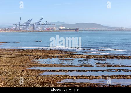 Editorial: ALGECIRAS, ANDALUSIEN, SPANIEN, 6. OKTOBER 2021 - der Containerhafen von Algeciras mit der Bucht von Gibraltar im Hintergrund Stockfoto