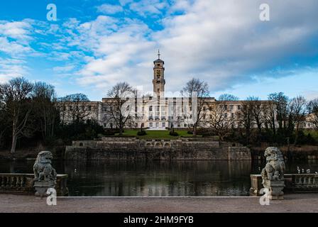 Trent Building Blick über den See im Highfields Park, University of Nottingham. Stockfoto