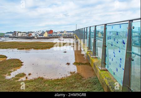 Shoreham by Sea mit Blick auf die glasummauerte Fußgängerbrücke über die Mündung des Flusses Arun Stockfoto