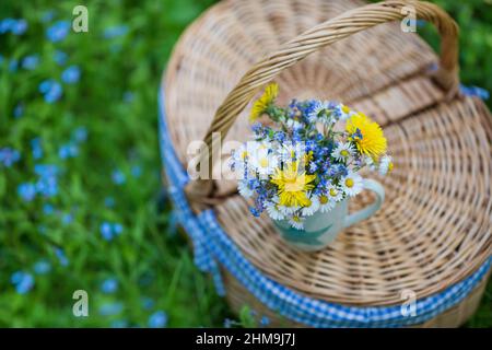 Kleiner wilder Blumenstrauß in einer Kaffeetasse Stockfoto