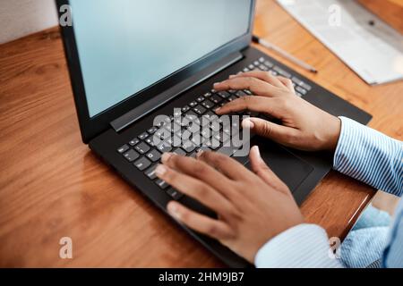 Maximieren Sie die Produktivität mit moderner Technologie. Eine kurze Aufnahme einer Geschäftsfrau, die einen Laptop an ihrem Schreibtisch benutzt. Stockfoto