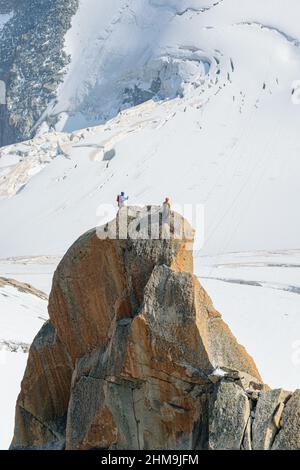 Bergsteiger auf der Aiguille du Midi oberhalb von Chamonix unterhalb des Mont Blanc Stockfoto