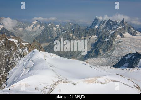 Blick auf die Alpen von der Aussichtsplattform Aiguille du Midi über Chamonix unter dem Mont Blanc Stockfoto