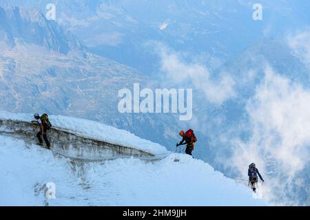 Aufstieg zur Aussichtsplattform Aiguille du Midi oberhalb von Chamonix unter dem Mont Blanc Stockfoto