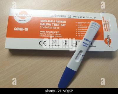 Woodbridge Suffolk UK Februar 07 2021: A COVID-19 Antigen (Saliva) Rapid Lateral Flow Test Kit mit negativem Ergebnis Stockfoto