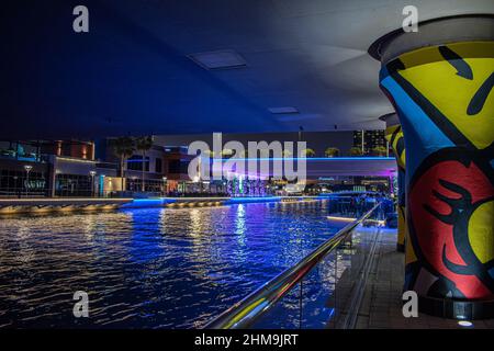 Blick unter einer der Brücken, die über die Wharf, Bahrain Bay, führen. Mit einer Momentaufnahme von einigen der dort gehosteten Outdoor-Unterhaltung. Stockfoto