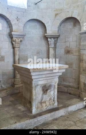 Architektonisches Detail, Innenraum, die Abtei von Sant'Antimo, Abbazia di Sant'Antimo, ist ein ehemaliges Benediktinerkloster in Castelnuovo dell'Abate, Stockfoto