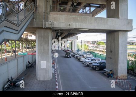 Bangkok, Thailand - 26. Sep 2020, die Umgebung der Parkplätze unter dem Airport Rail Link 'Ladkrabang Station', sie arbeiten und Standby für Lo Stockfoto