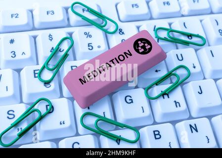 Handschrift Zeichen Meditation. Überblick über das Unternehmen Erzielen Sie einen geistig klaren, emotional ruhigen und stabilen Zustand beim Herunterladen von Online-Dateien und -Daten Stockfoto