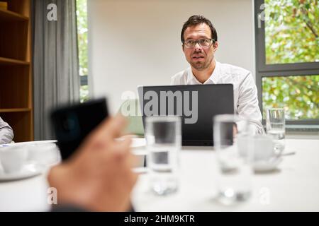 Der Geschäftsmann arbeitet als Softwareentwickler oder Programmierer am Laptop im Büro Stockfoto