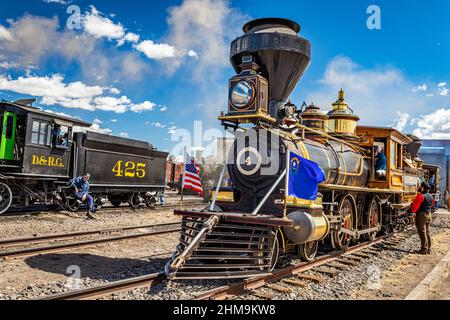 Antonito, CO - 23. August 2021: Die Baldwin-Dampflokomotive Eureka und Palisade 4 während eines öffentlichen Dampfauftriebses in der Cumbres und Toltec Railroa Stockfoto