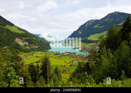 See, Berge und Dorf. Luftaufnahme auf Dorf in Österreich Stockfoto