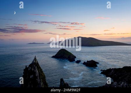Blasket Islands von Dunmore Head, Dingle, County Kerry, Irland Dämmerung Sonnenuntergang Mond Stockfoto