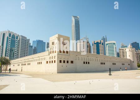 Der Blick auf das 'Qasr al-Hosn' (Palastfort) aus dem 18th. Jahrhundert, auch bekannt als das Weiße Fort, mit modernen Wolkenkratzern im Stadtzentrum von Abu Dhabi Stockfoto