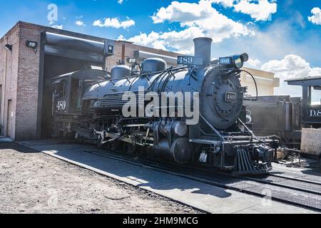 Antonito, CO - 23. August 2021: Die ölbrennende Baldwin Dampflokomotive Cumbres und Toltec 489 während eines öffentlichen Dampfauftriebses in der Cumbres und Toltec Railroa Stockfoto