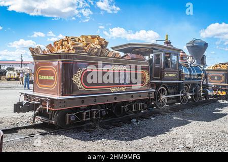 Antonito, CO - 23. August 2021: Holzbrand Baldwin Dampflokomotive der Glenbrook während eines öffentlichen Dampfes auf dem Cumbres und Toltec Railroad Hof A Stockfoto