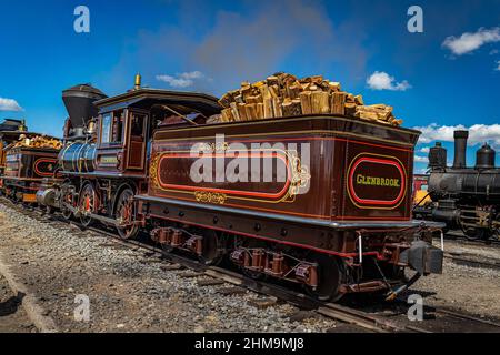 Antonito, CO - 23. August 2021: Holzbrand Baldwin Dampflokomotive der Glenbrook während eines öffentlichen Dampfes auf dem Cumbres und Toltec Railroad Hof A Stockfoto