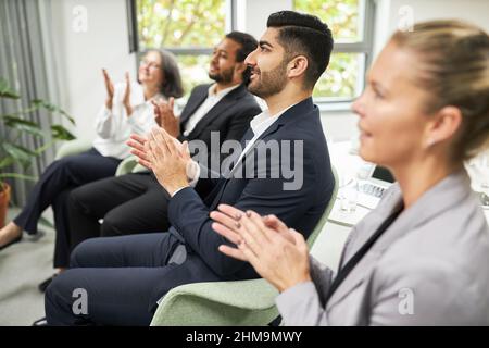 Eine Gruppe von Geschäftsleuten klatscht und applaudiert in einem Seminar im Konferenzraum Stockfoto
