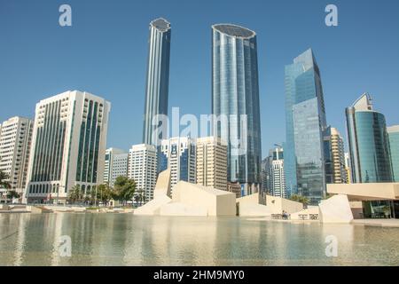 Skyline von Abu Dhabi mit modernen Wolkenkratzern, Hochhäusern und Türmen Stockfoto