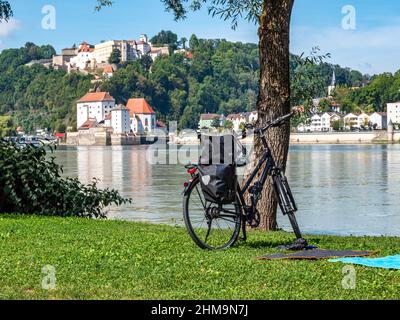 Mit dem Fahrrad auf dem Donauradweg bei Passau in Bayern Stockfoto