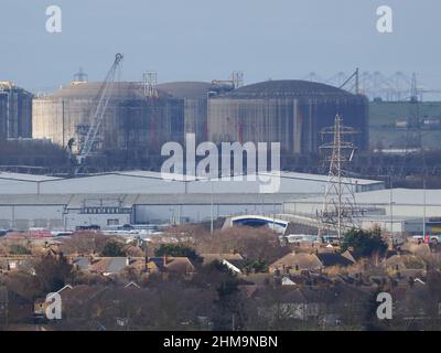 Minster on Sea, Kent, Großbritannien. 4th. Februar 2022. Die riesigen Betongasspeichertanks des National Grid in ihrer Isle of Grain-Anlage (Europas größter LNG-Speicher) werden heute von Minster on Sea, Kent, aus gesehen, da die britischen Energiepreise weiter steigen. Kredit: James Bell/Alamy Live Nachrichten Stockfoto