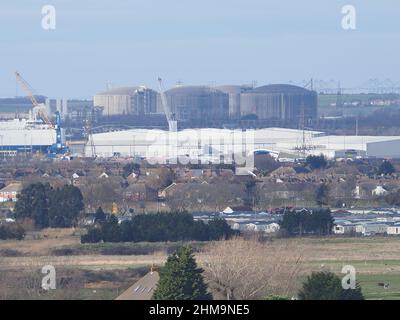 Minster on Sea, Kent, Großbritannien. 4th. Februar 2022. Die riesigen Betongasspeichertanks des National Grid in ihrer Isle of Grain-Anlage (Europas größter LNG-Speicher) werden heute von Minster on Sea, Kent, aus gesehen, da die britischen Energiepreise weiter steigen. Kredit: James Bell/Alamy Live Nachrichten Stockfoto