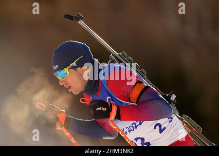 Zhangjiakou, Chinas Provinz Hebei. 8th. Februar 2022. Vetle Sjaastad Christiansen aus Norwegen tritt während des Biathlon-Männer-20km-Individuums im Nationalen Biathlon-Zentrum in Zhangjiakou, nordchinesische Provinz Hebei, am 8. Februar 2022 an. Kredit: Zhan Yan/Xinhua/Alamy Live Nachrichten Stockfoto