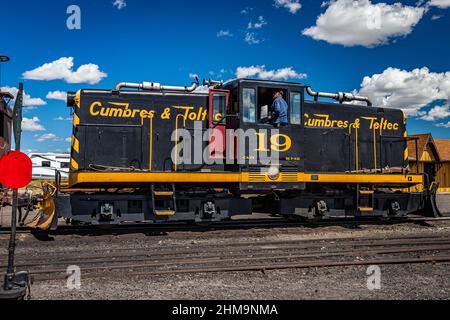 Antonito, CO - 23. August 2021: Cumbres und Toltec 19 General Electric 50-Tonnen-Diesel-Elektroschaltlokomotive unterstützt einen Zug durch den Hof Stockfoto