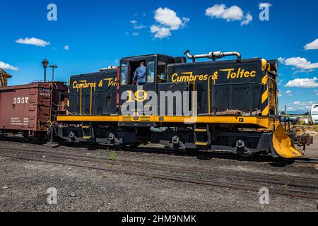 Antonito, CO - 23. August 2021: Cumbres und Toltec 19 General Electric 50-Tonnen-Diesel-Elektroschaltlokomotive unterstützt einen Zug durch den Hof Stockfoto