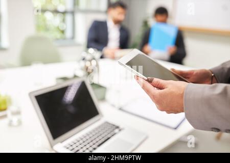 Geschäftsfrau, die im Konferenzraum im Büro Tablet-Computer und Laptop-pc online nutzt Stockfoto