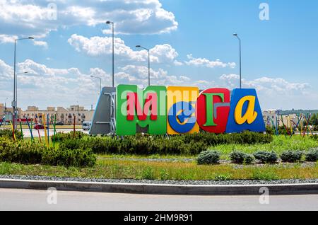 Samara, Russland - 22. Juni 2019: Logo des Einkaufszentrums Mega Outdoor im Sommer. Mega ist eines der größten Einkaufszentren in Russland Stockfoto