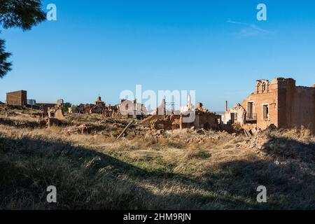 Die Ruinen der Stadt Belchite an einem sonnigen Tag Stockfoto