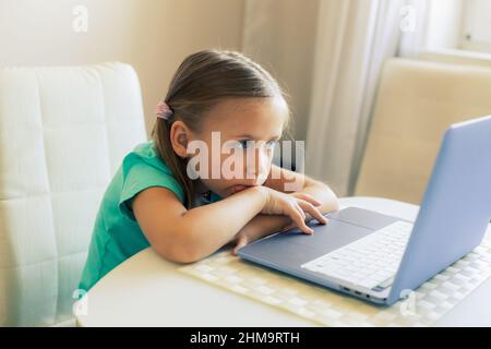 Kleines nettes Mädchen verwendet Laptop, um Videoanruf zu haben Stockfoto